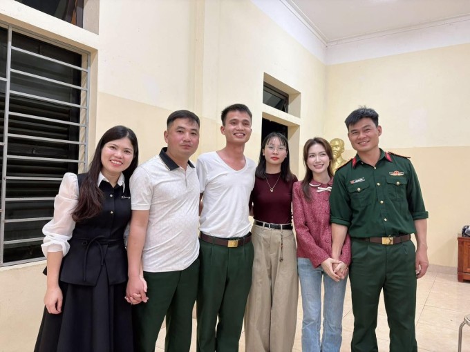 Ảnh sao 20/3: Hòa Minzy nắm chặt tay Văn Cương trong buổi ra mắt đơn vị - 1