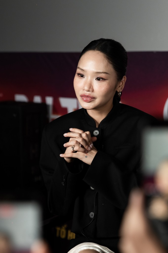 Ảnh sao 20/3: Hòa Minzy nắm chặt tay Văn Cương trong buổi ra mắt đơn vị - 2