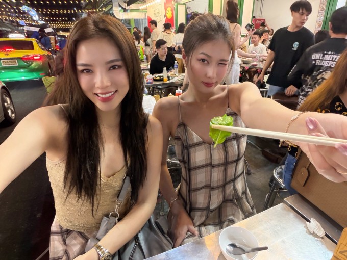 Ảnh sao 20/3: Hòa Minzy nắm chặt tay Văn Cương trong buổi ra mắt đơn vị - 3