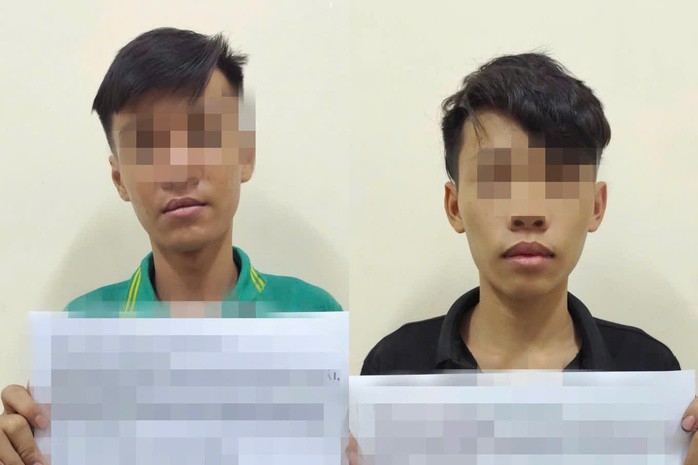 Hai nghi phạm vụ truy đuổi trên đường ĐT747B tại cơ quan công an (Ảnh: Công an phường Tân Khánh).