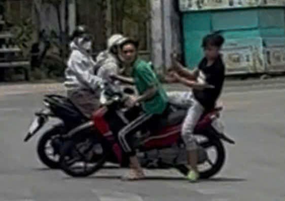 Nhóm 4 người rượt đuổi, tấn công người đi xe máy