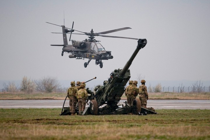 Trực thăng tấn công Apache của Sư đoàn Dù 101 Mỹ trong cuộc diễn tập tại căn cứ không quân Mihail Kogalniceanu, gần cảng Constanta bên bờ Biển Đen, Romania, ngày 31/3/2023. (Ảnh: AP/Vadim Ghirda)