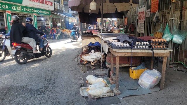 Cận cảnh chợ cóc Yên Hòa - đoạn giao với phố Hoa Bằng tồn tại tình trạng lấn chiếm lòng đường, vỉa hè để kinh doanh nhiều năm nay. Ảnh: Khánh Dương