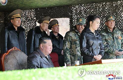 Nhà lãnh đạo Triều Tiên Kim Jong-un và con gái Ju-ae giám sát cuộc diễn tập. Ảnh: Yonhap