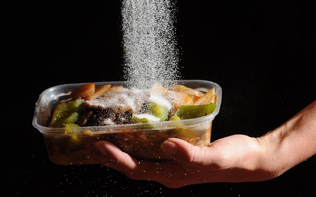 Thường xuyên sử dụng nhiều muối khi chế biến hoặc tiêu thụ thực phẩm chế biến sẵn có thể gây hại thận theo thời gian.