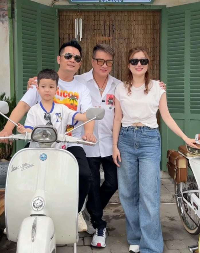 Vợ chồng Bằng Kiều đưa con trai đến quán cà phê của Đàm Vĩnh Hưng. Ảnh: FBNV