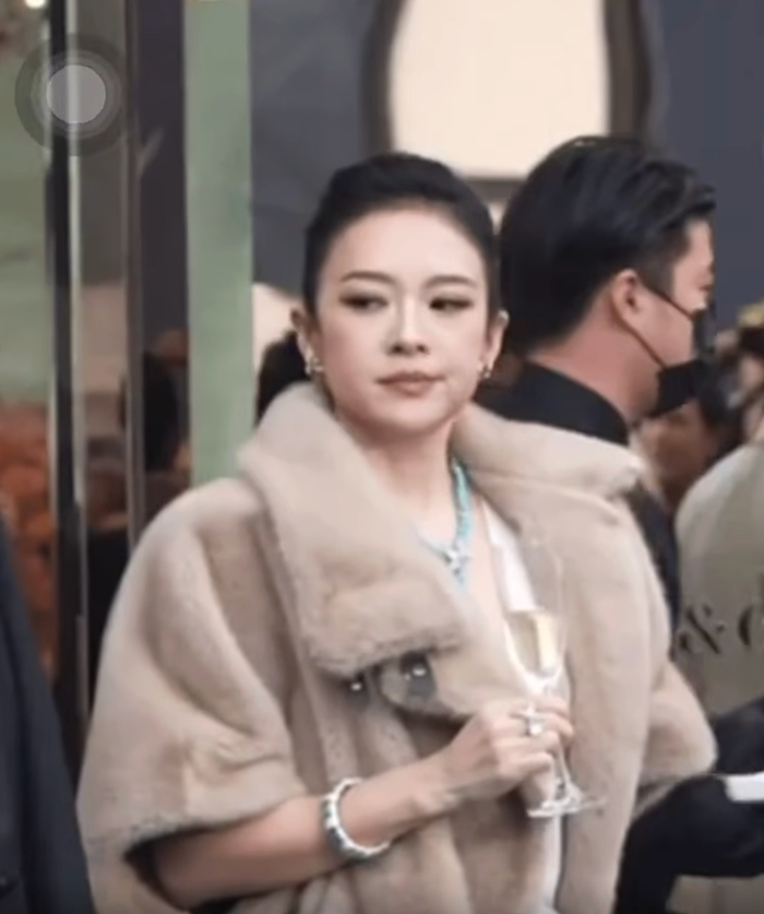 Đường Yên gây tranh cãi vì “chiếm spotlight” của Chương Tử Di - 3