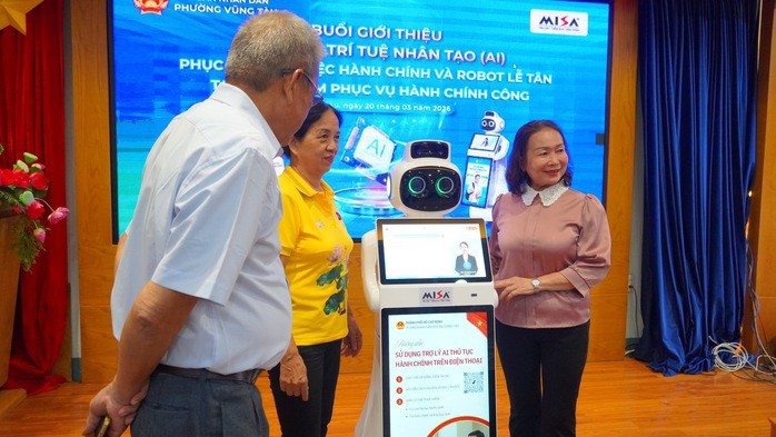 Người dân kiểm tra thông tin trên robot lễ tân