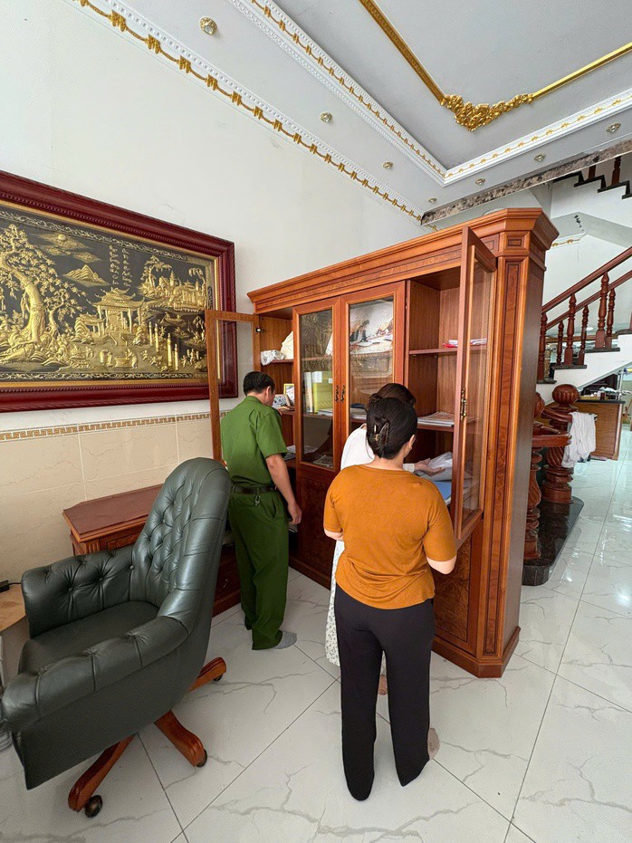 CLIP: Công an TPHCM khám xét nhà doanh nhân Nguyễn Ngọc Tiền - 2