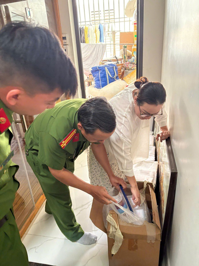 CLIP: Công an TPHCM khám xét nhà doanh nhân Nguyễn Ngọc Tiền - 5