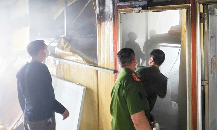 Lực lượng chức năng xã Mèo Vạc hỗ trợ chữa cháy. (Ảnh: CACC)