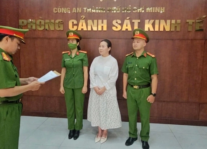 Nguyễn Ngọc Tiền (giữa) lúc bị bắt. Ảnh: Công an TP HCM