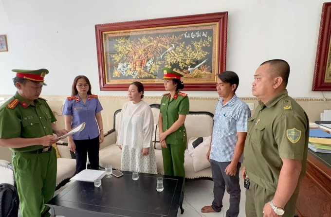 Cảnh sát đọc lệnh khám xét nhà bà Nguyễn Ngọc Tiền. Ảnh: Công an TP HCM