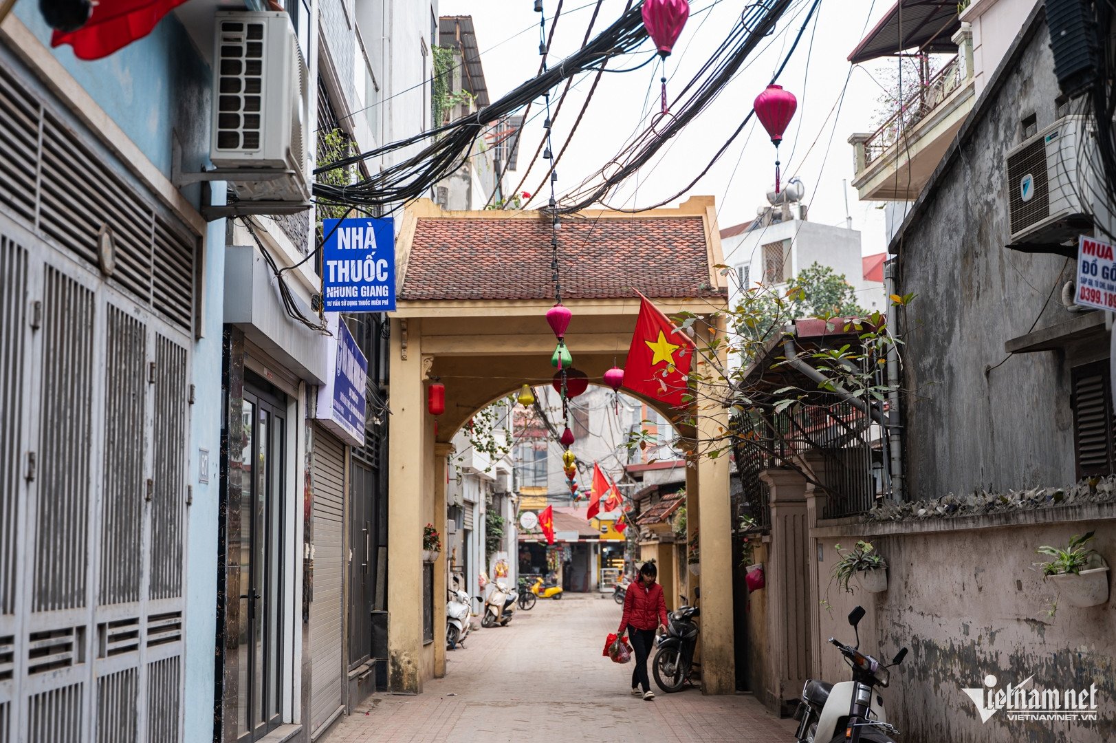 Hai cổng thông nhau ở đầu và cuối một con ngõ. Ảnh: Nguyễn Huy