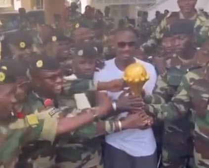 Cúp vô địch CAN 2025 đã được HLV Pape Thiaw mang đến một doanh trại quân đội để bảo vệ