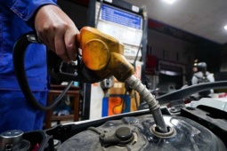 'Cần giảm thuế, phí để ứng phó giá xăng dầu tăng cao'