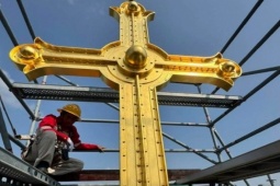 Thánh giá mạ vàng Nhà thờ Đức Bà Sài Gòn chế tác ra sao