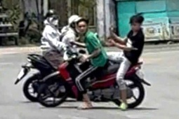 Truy đuổi giữa đường, ném nón bảo hiểm tấn công đôi nam nữ ở TPHCM