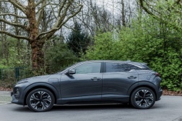 Xu hướng chọn xe của gia đình Việt thời bão giá xăng: Đủ tiện nghi nhưng phải “dễ nuôi”