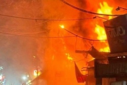 Cháy lớn tại quán 'hát cho nhau nghe' ở Hà Nội