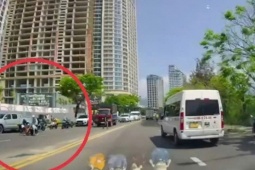 Người đàn ông đánh rơi tiền khi đi mua phế liệu, công an tìm người nhặt