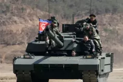 Chủ tịch Triều Tiên và con gái cưỡi xe tăng