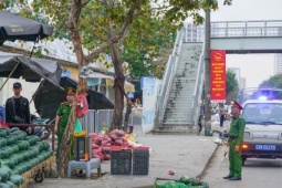 Tiểu thương chợ đầu mối Hà Nội chiếm vỉa hè, nháo nhác dọn hàng khi thấy công an