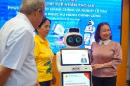 Phường Vũng Tàu đưa robot lễ tân vào phục vụ người dân
