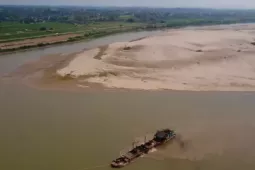 Mực nước sông Hồng qua Phú Thọ xuống thấp, nhiều đoạn trơ đáy