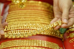 Giá vàng thế giới lao dốc xuống sát vùng 4.550 USD/ounce