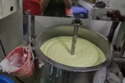 TPHCM: Triệt phá 'công xưởng' sản xuất mỹ phẩm giả từ hóa chất, dán tem 'hàng nhập khẩu'