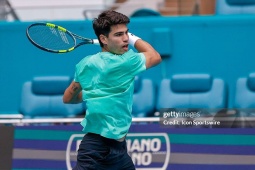 Nóng nhất thể thao sáng 21/3: Alcaraz đáp trả Tsitsipas, Swiatek gặp "ác mộng"