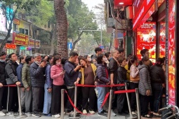 Giá vàng lao dốc, người dân Hà Nội đổ xô xếp hàng 'bắt đáy'