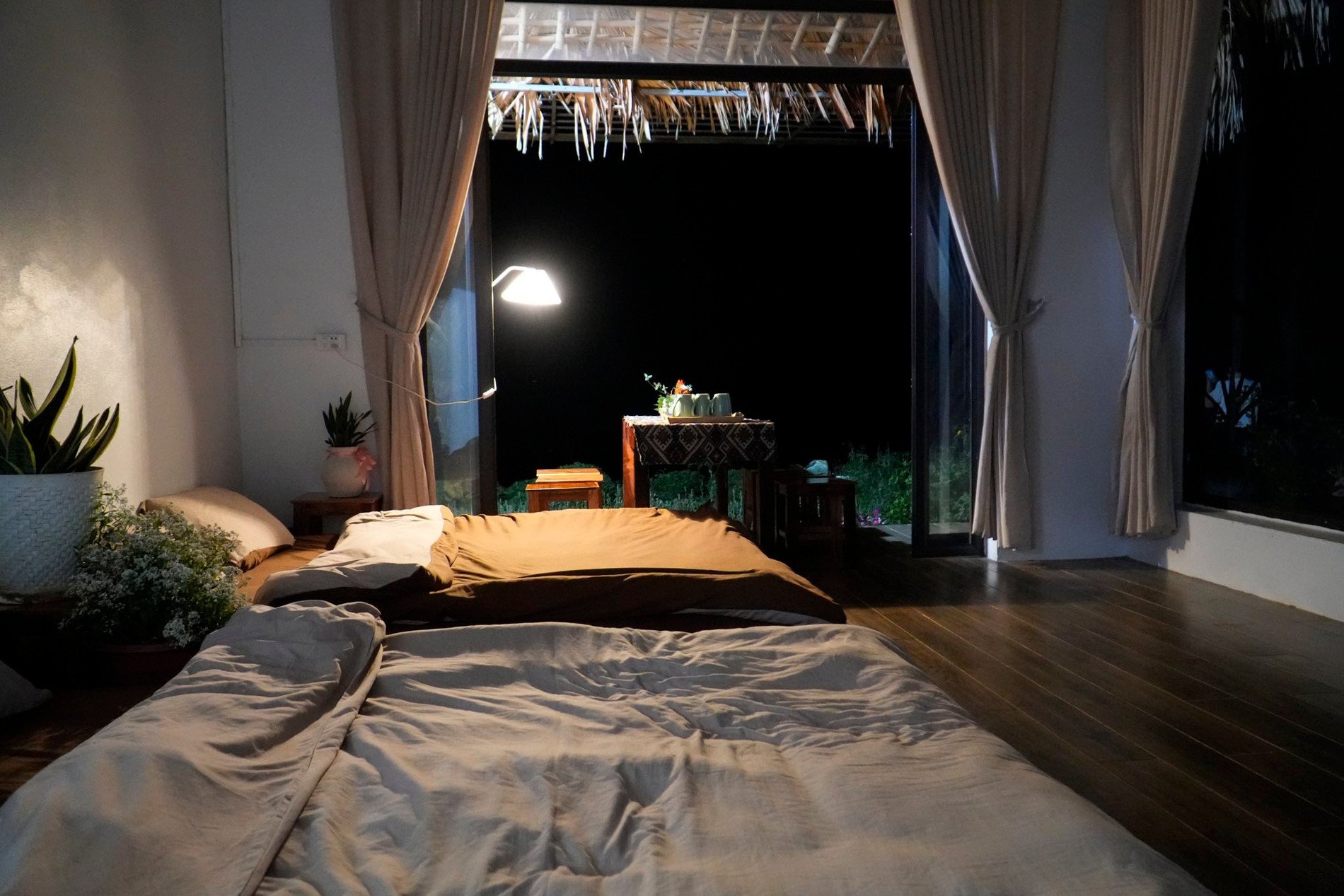 Không gian lưu trú và bữa ăn ấm cúng mà chàng trai Hà Nội được trải nghiệm ở bản Luộc