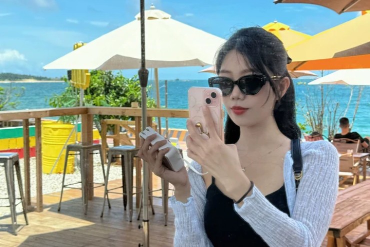 Việc vừa sạc pin, vừa sử dụng điện thoại là rất phổ biến, đặc biệt với những ai hay đi du lịch.