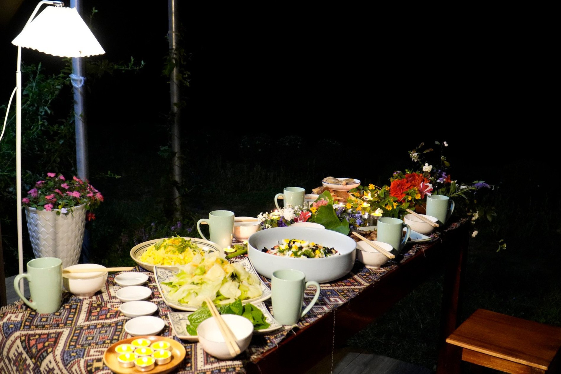 Không gian lưu trú và bữa ăn ấm cúng mà chàng trai Hà Nội được trải nghiệm ở bản Luộc