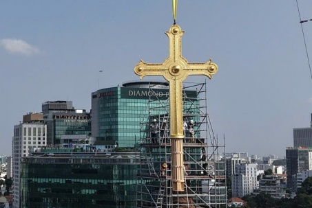 Thánh giá mạ vàng Nhà thờ Đức Bà Sài Gòn chế tác ra sao