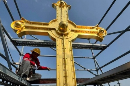 Thánh giá mạ vàng Nhà thờ Đức Bà Sài Gòn chế tác ra sao