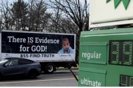 Giá xăng tăng vọt sau cảnh báo cứng rắn của ông Trump nhằm vào mỏ khí đốt Iran