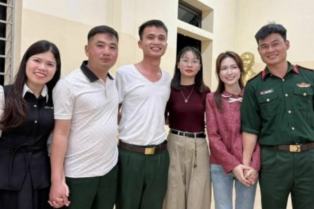 Ảnh sao 20/3: Hòa Minzy nắm chặt tay Văn Cương trong buổi ra mắt đơn vị