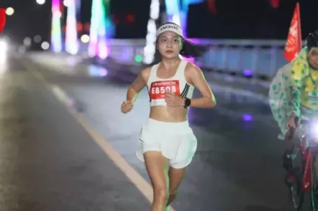 Những 'nữ chiến binh' xinh đẹp thắp lửa đường đua 21km Tiền Phong Marathon 2026