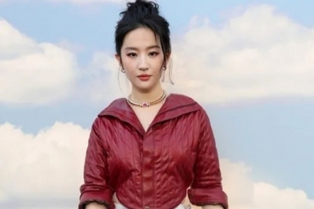 Loạt trang phục gây tranh cãi của Lưu Diệc Phi