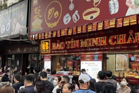 Giá vàng lao dốc, người dân Hà Nội đổ xô xếp hàng 'bắt đáy'