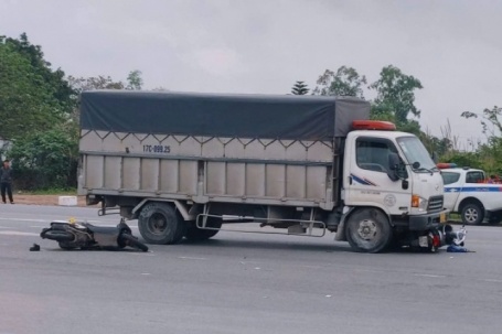 Xe tải tông liên hoàn 3 xe máy ở Ninh Bình, hai phụ nữ tử vong