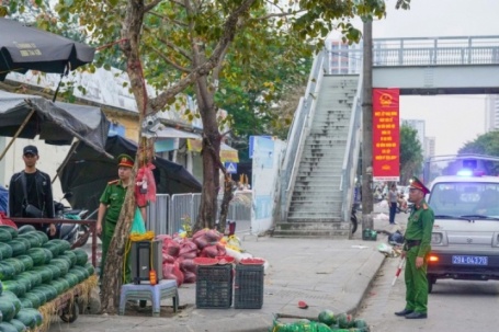 Tiểu thương chợ đầu mối Hà Nội chiếm vỉa hè, nháo nhác dọn hàng khi thấy công an