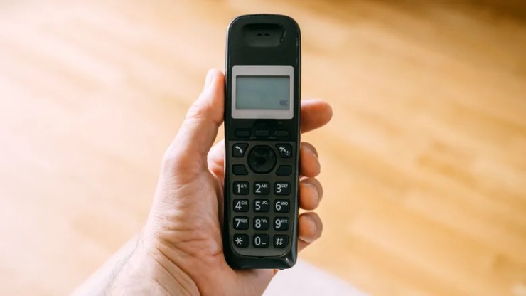 Điện thoại không dây hoạt động ở băng tần 2,4 GHz có thể gây nhiễu cho mạng Wi-Fi. Nếu vẫn sử dụng điện thoại không dây analog, hãy cân nhắc chuyển sang mẫu kỹ thuật số hoặc DECT 6.0 để giảm thiểu nhiễu.