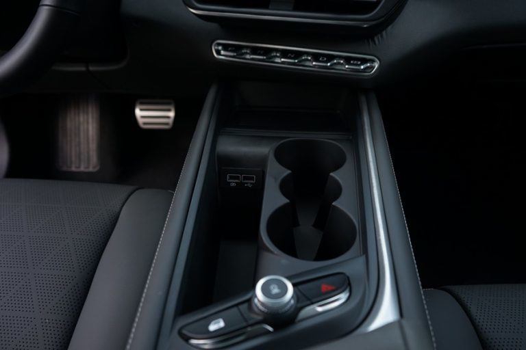 Khu vực để ly nước và các nút bấm tại khu vực trung tâm.