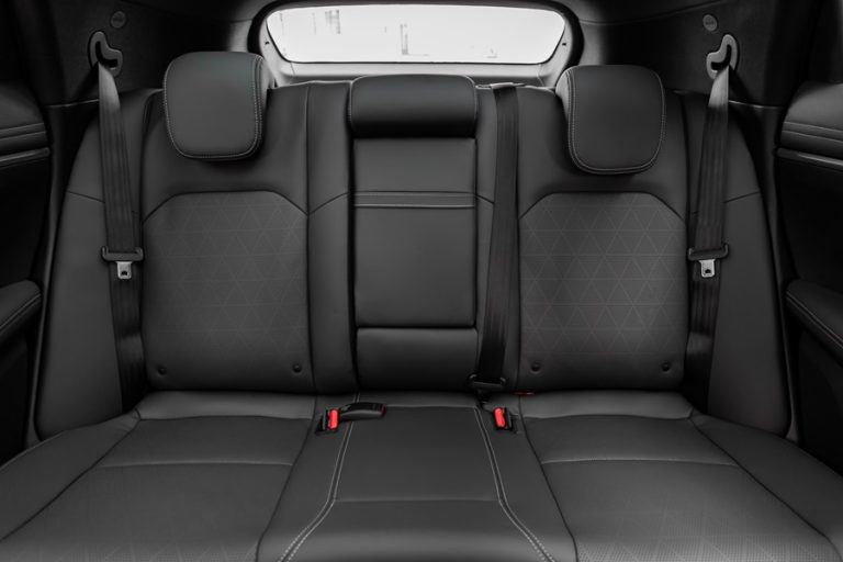 Hàng ghế sau có phần hơi đứng tạo cảm giác khó chịu cho người dùng khi đi hành trình dài.