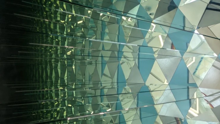 Gương có thể phản xạ tín hiệu Wi-Fi, gây ra hiện tượng nhiễu đa đường, vì vậy người dùng nên cân nhắc vị trí đặt gương trong nhà để giảm thiểu tác động đến tín hiệu.