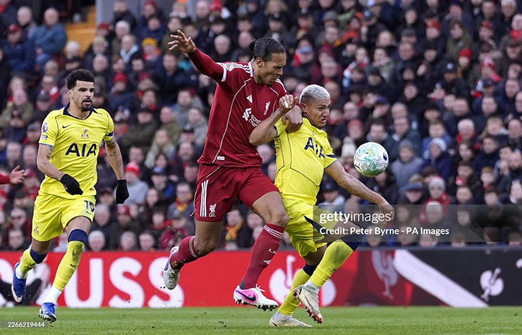 Liverpool (áo đỏ) bị Tottenham cầm hòa